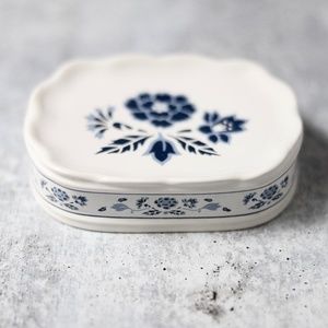 Royal Stratford by Trenditions soap dish vintage blue white floral